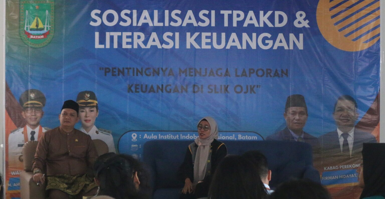 Sosialisasi Tugas Tim Percepatan Akses Keuangan Daerah (TPAKD) dan Literasi Keuangan tentang Pentingnya Menjaga Laporan Keuangan di SLIK OJK